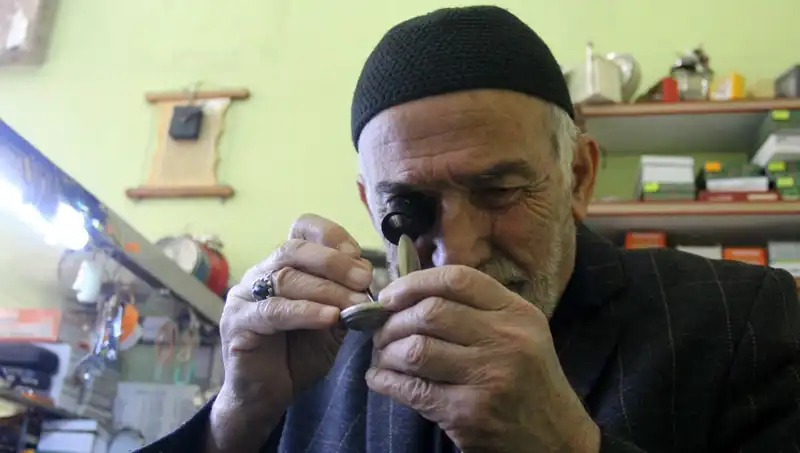 Yarım Asırdır Aynı Dükkan: 58 Yıldır Zamanı Durumayan Usta
