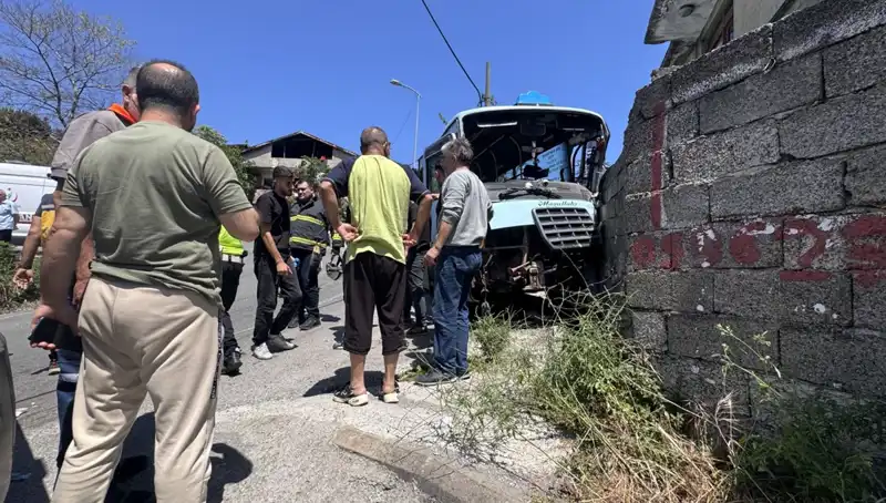 Minibüs Kaza Yaptı: 14 Kişi Yaralandı, Olay Yerinde Şok Gelişmeler!