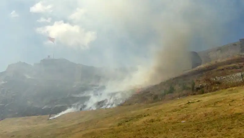 Kars Kalesi Eteklerinde Yangın Paniği: Anız Yangını Kontrol Altına Alındı