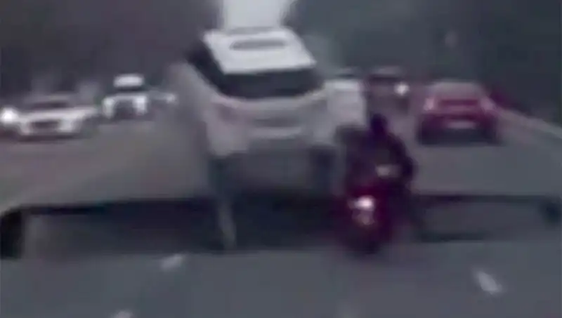 Güney Kore'de Otoyolda Oluşan Dev Çukur, Motosikleti Yuttu: Şok Edici Görüntüler!
