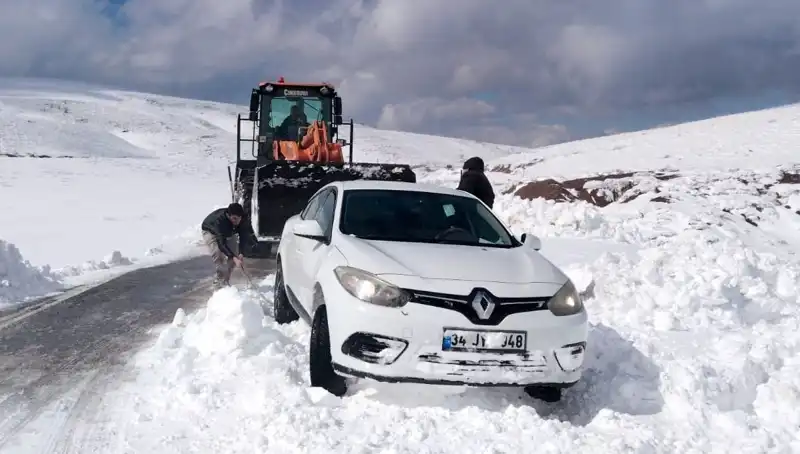 Muş'ta Kar Yağışı Hayatı Durma Noktasına Getirdi: 60 Kişi Kurtarıldı