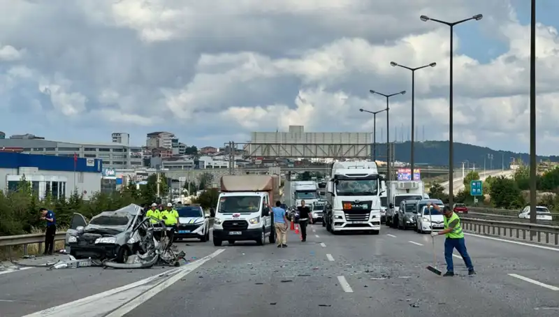 Otoyolda Feci Kaza: Üç Kişi Araçta Sıkıştı ve Trafik Durdu