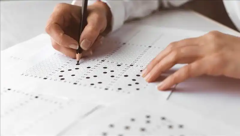 Çocuğu İçin Sınav Sorularını Çalmaya Çalışan Anne Poliste Yakalandı