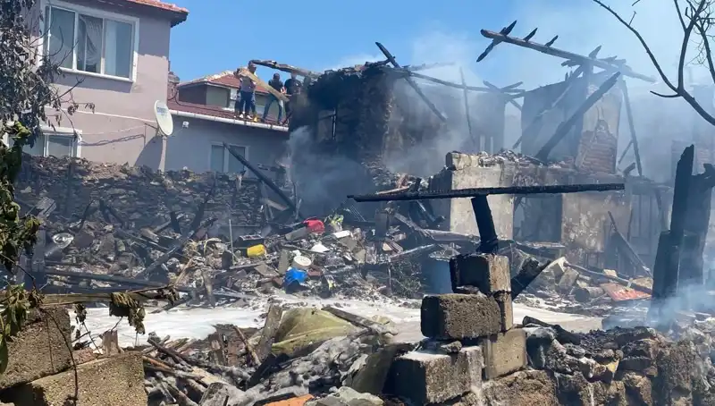 Kırklareli'nde İki Katlı Evde Yangın: İtfaiyeci Yaralandı!