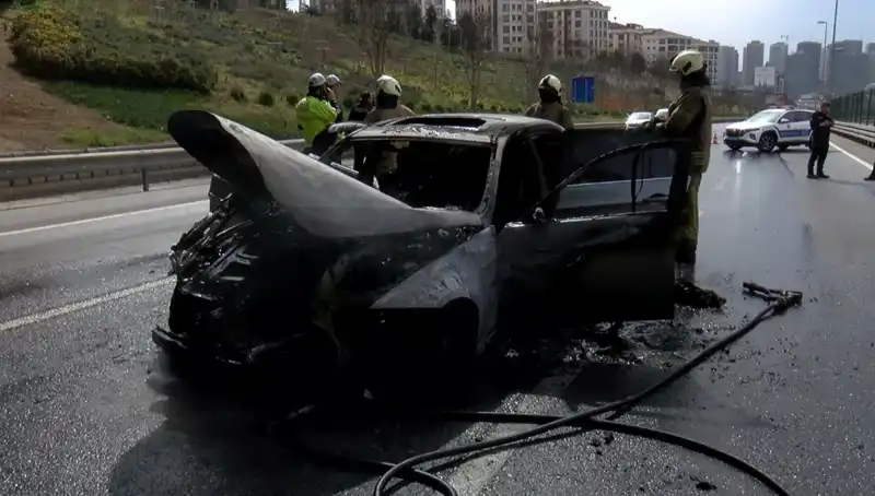 Alevler İçinde Kalan Otomobil, Gözler Önünde Küle Döndü!