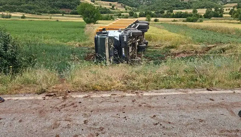 Tokat’ta Devrilen Kamyonun Şoförü Hayatını Kaybetti: Kazanın Nedenleri ve Sonrası