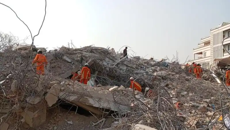Türk Arama Kurtarma Ekipleri Myanmar'da: Enkazdan Sağ Çıkan Umut Işığı