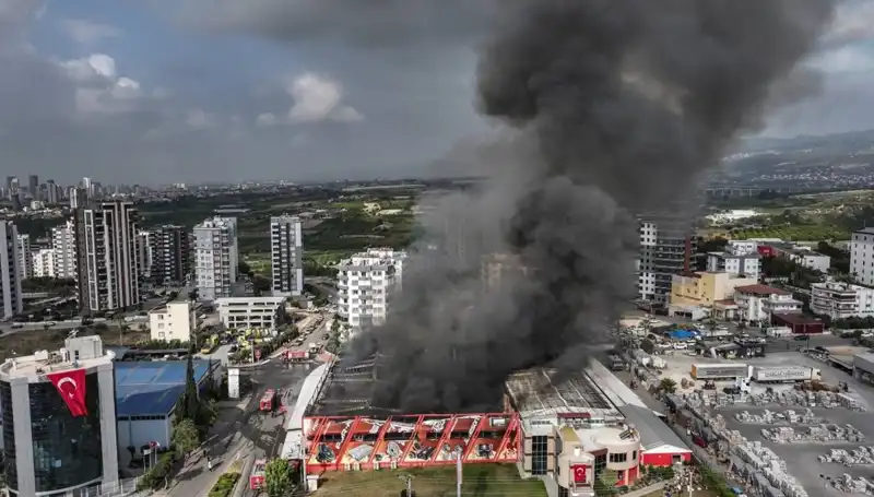 Mersin'deki Fabrika Yangınında Hayat Durdu: TOMA ile Mücadele Başladı