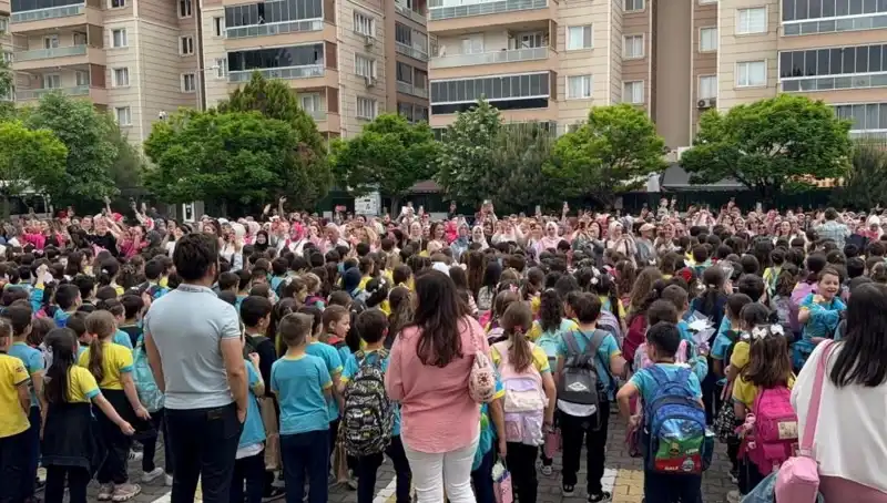 Öğrencilerden Annelere Duygu Dolu Bir Sürpriz Hazırlığı