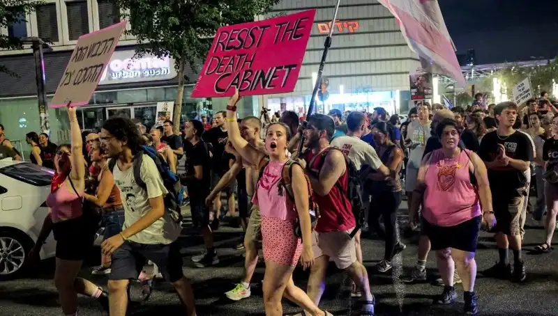 Tel Aviv Sokakları On Binlerle Şenlendi: Netanyahu'ya Karşı Büyük Protesto