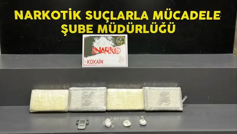 İzmir'de Uyuşturucu Operasyonu: 300 Kilo Esrar Ele Geçirildi
