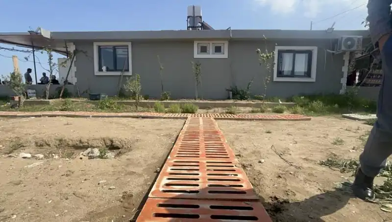 Kaçak Yapının Bahçesinde Gizemli Mazgallarla Dolu Dekorasyon
