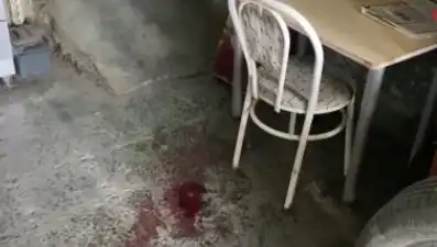 Sandalyeden Düşen Adamın Korkunç Kaza Anı Videoya Yansıdı!