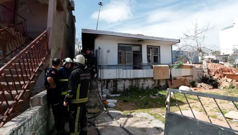 Antalya'da Gecekondu Yangını: İtfaiye Ekibi Zamanla Yarıştı