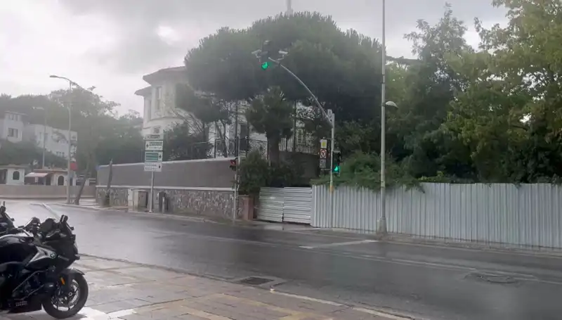 İstanbul'u etkisi altına alan sağanak yağışlar hayatı durma noktasına getirdi