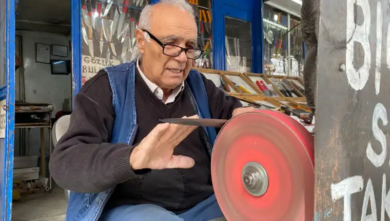 81 Yaşındaki Erhan Amca, Yaşına Rağmen Mesleğini Terketmiyor!