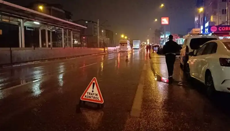 Bursa'da Kazada Güvenlik Önlemi Alan Polise Kamyonet Çarptı: O Anlar Kamerada