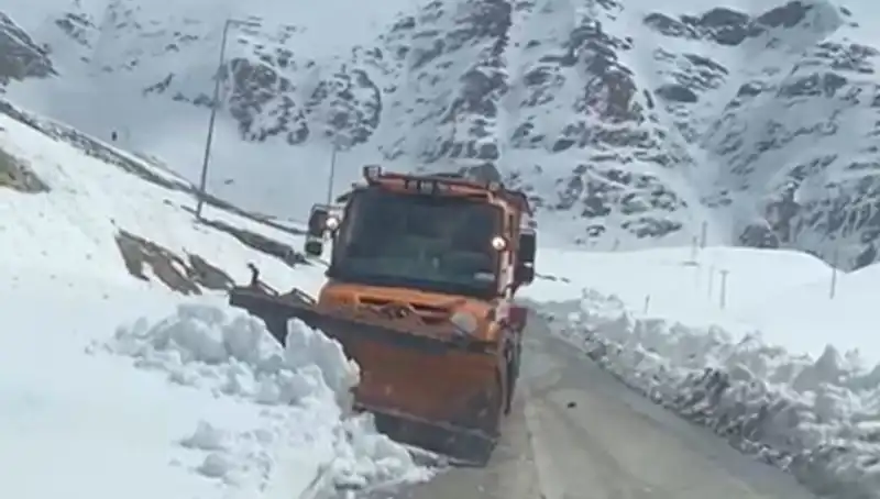 Kar Engeline Rağmen Yeniden Açılan Yolda Sevinçle Karşılandı