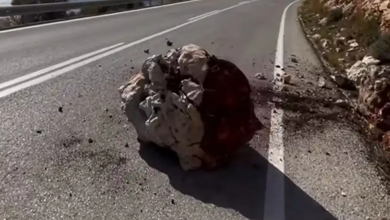 Kaş'ta Sel Tehlikesi: Yağış Sonrası Kayalar Yol Tuttu