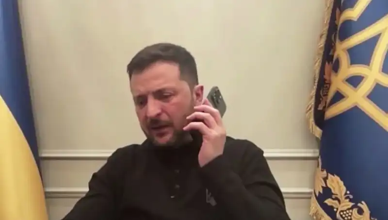 Zelenski'nin Basın Toplantısı Sırasında Macron'dan Beklenmedik Telefon Görüşmesi