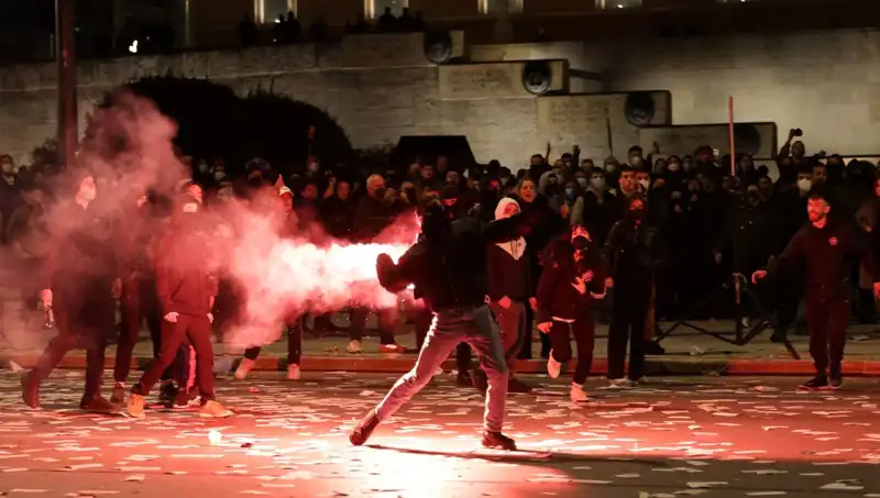 Yunanistan’da Hükümete Gensoru Teklifi: Atina Sokakları İsyanla Çalkalanıyor