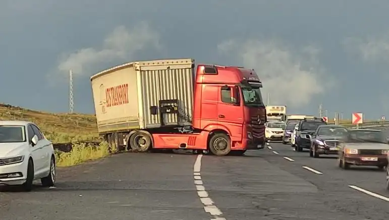 TIR Kaydı Nedeniyle Uzun Araç Kuyrukları Oluştu: Yol Çekilmez Hale Geldi
