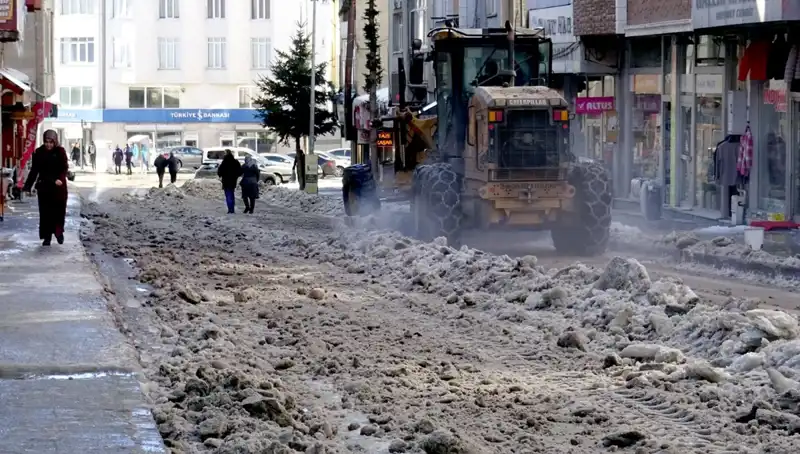 Sarıkamış'ta Kış Mevsiminin Sonuna Gelindi: Kar ve Buz Temizliği Başladı