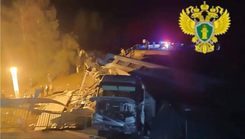 Rusya'da Köprü Çökmesi ve Tren Kazası: 7 Can Kaybı