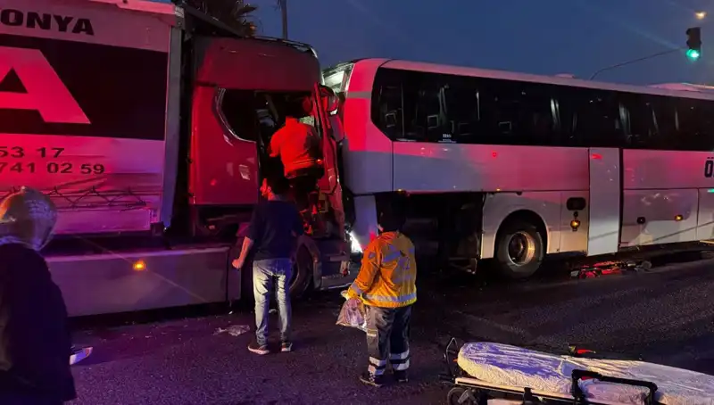 Dört Araçlı Zincirleme Trafik Kazası: Neyin Nesi? 1 Kişi Hayatını Kaybetti!