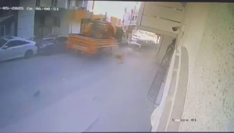 Kontrolden Çıkan Vinç, 23 Aracın Üzerinden Geçerek Durdu!
