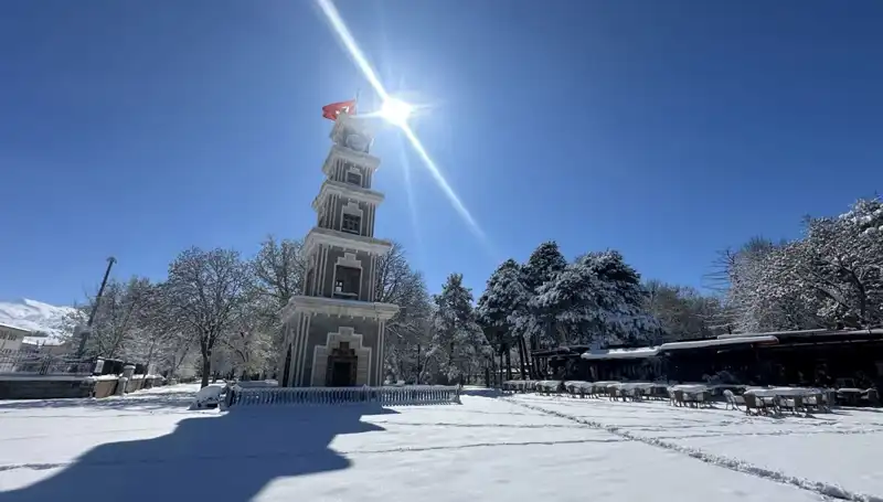 Erzincan'da Nisan Ayında Beklenmedik Kar Sürprizi