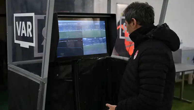 Beşiktaş-Gaziantep FK Maçında Alman VAR Hakemi İle Tartışmalı Anlar