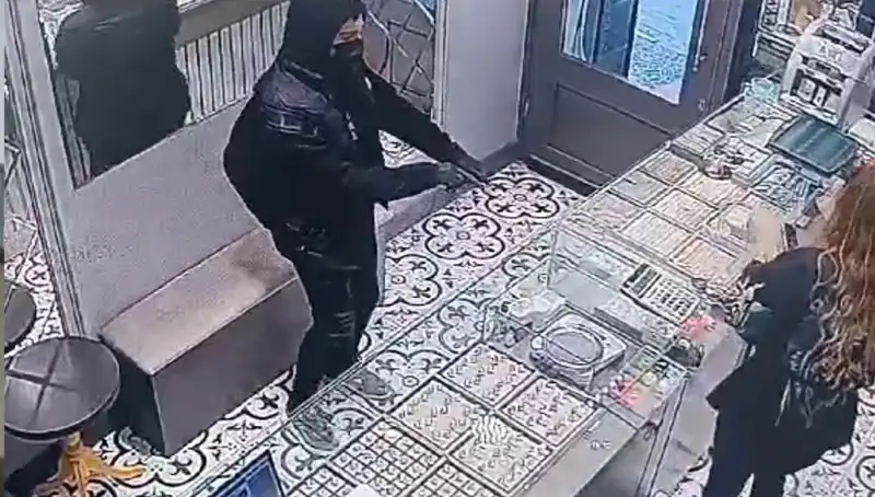 Soygun Girişimi Tamamen Fiyaskoya Döndü: Dolaba Sıkıştılar!