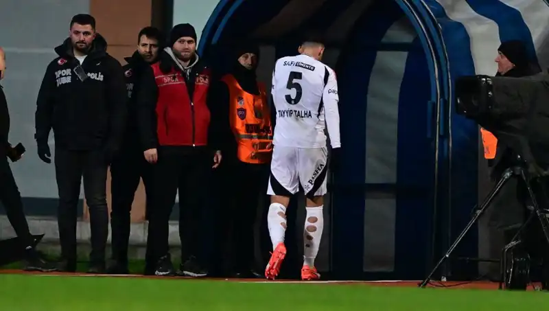 Tayyip Talha Beşiktaş Taraftarlarından Özür Diledi: Kırmızı Kart Skandalı