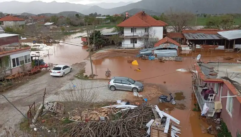 Burdur’da Şiddetli Yağışlar Hayatı Felç Etti: Evler ve Ahırlar Sular Altında Kaldı