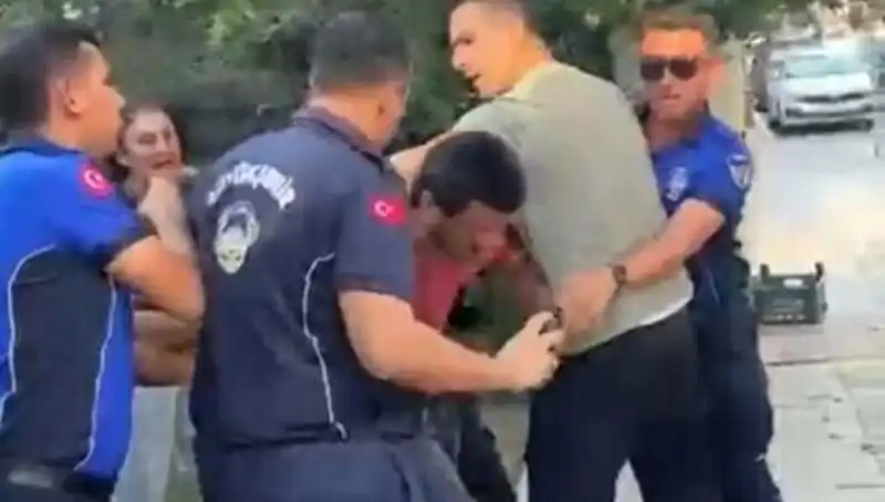 Kadıköy’de Seyyar Satıcıya Zabıta Tarafından Sokakta Dayak İddiası