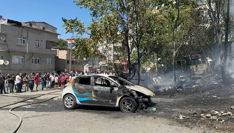 Gecekonduda Çıkan Yangın, Park Halindeki Araçları Alevlere Teslim Etti