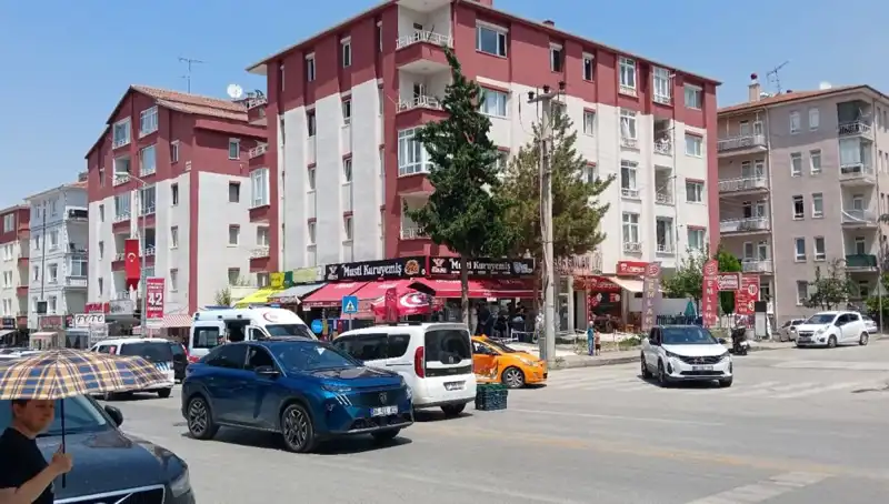Taksi ve Otomobil Çarpışması: Şehir Merkezinde Gerilim Dolu Anlar