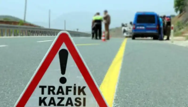 Otomobil ve Kamyon Çarpıştı: Can Kaybı ve Yaralılar Hüzün Verdi