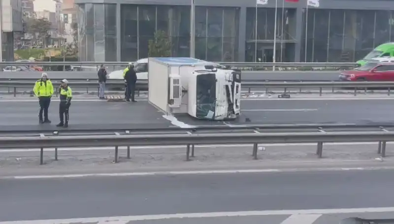Kamyonet Devrildi: Basın Ekspress Yolunda Trafik Kaosu!