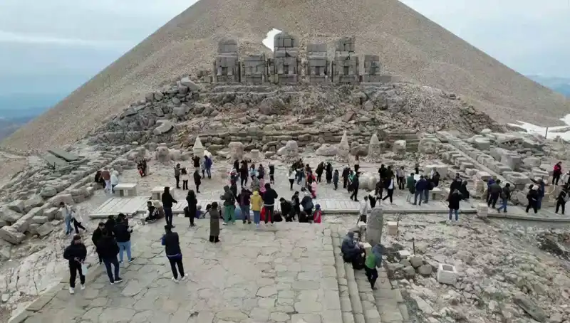Bayramda Nemrut Dağı’nda Tarihi Kalabalık ve Etkileyici Manzaralar