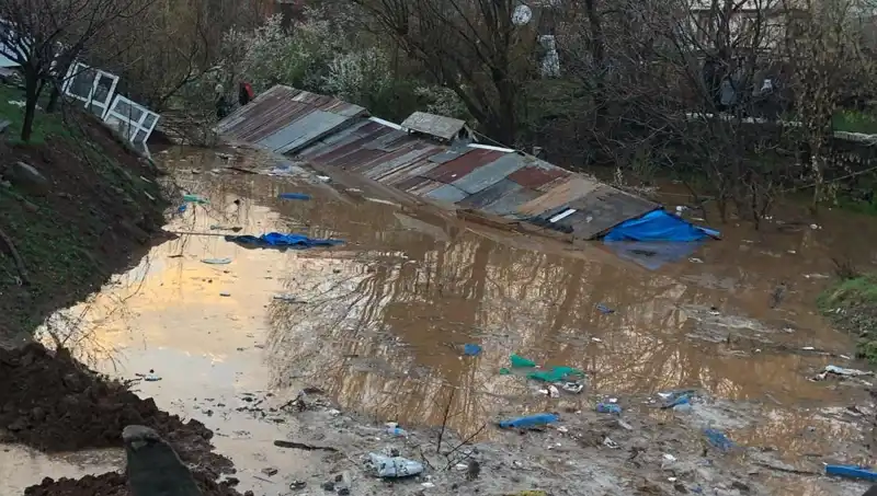 Bingöl’de Sağanak Yağışlar Ahırları Sular Altında Bıraktı: Zarar Görenler İsyan Ediyor!