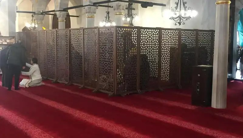 Kadın ve Erkeklerin Yan Yana Teravih Namazı Kılması: İddialar ve Gerçekler