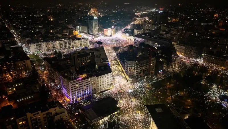 Sırbistan’da Öğrenci Protestoları: Belgrad Sokakları Tıklım Tıklım Dolu!
