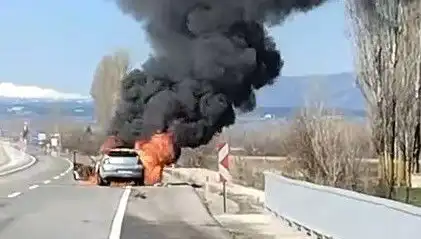 Kütahya'da Araç Yangını: Seyir Halindeki Otomobil Alev Alev Yandı