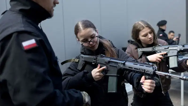 Polonya'da Çarpıcı Gelişme: Siviller Askeri Eğitime Başladı!