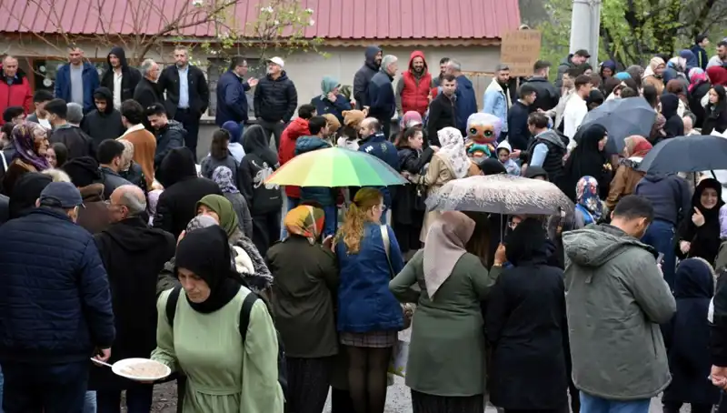 ** Bir Asırlık Geleneği Yaşatan Kütahya'da 12 Bin Kişi Bayramlaştı