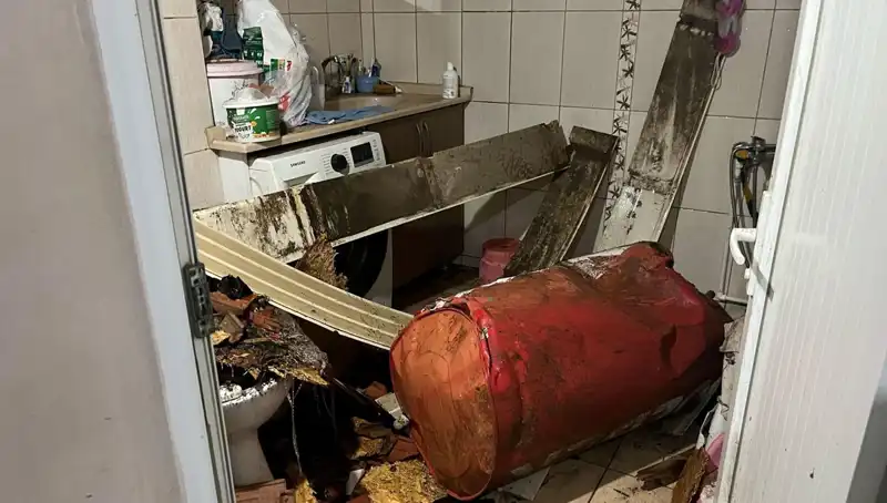 Ege Bölgesi'nde Şiddetli Fırtına: Caddeler Bembeyaz, Ağaçlar Devrildi!