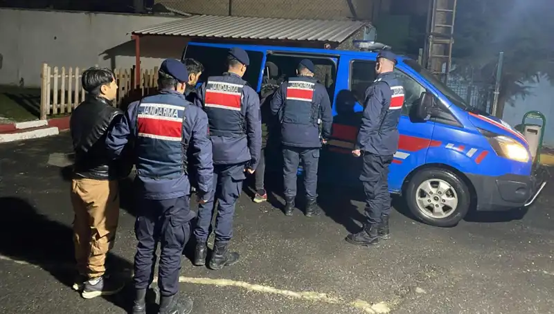 Edirne’de Düzensiz Göçmen Operasyonu: 17 Kişi Yakalandı!