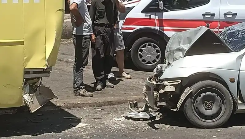 Halk Otobüsü ile Otomobil Çarpıştı: İki Yaralı, Kaza Anı Saniye Saniye Kaydedildi